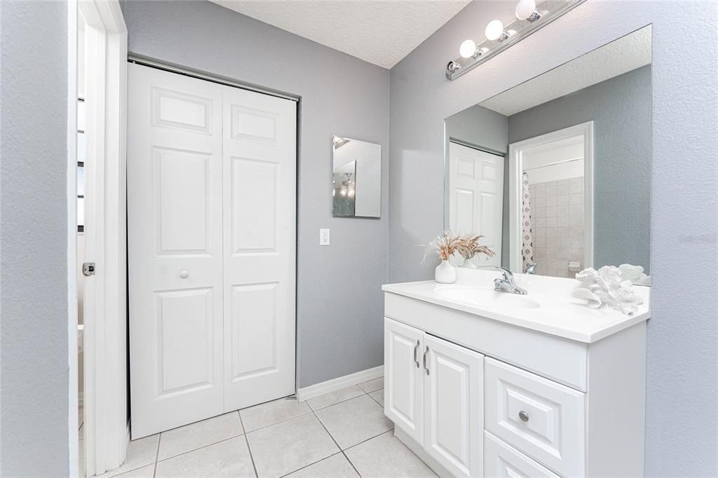 For Sale: $179,900 (2 beds, 2 baths, 814 Square Feet)