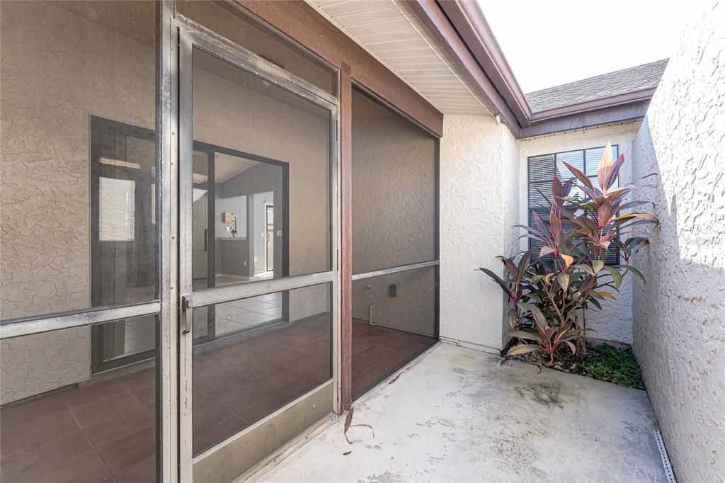 For Sale: $179,900 (2 beds, 2 baths, 814 Square Feet)