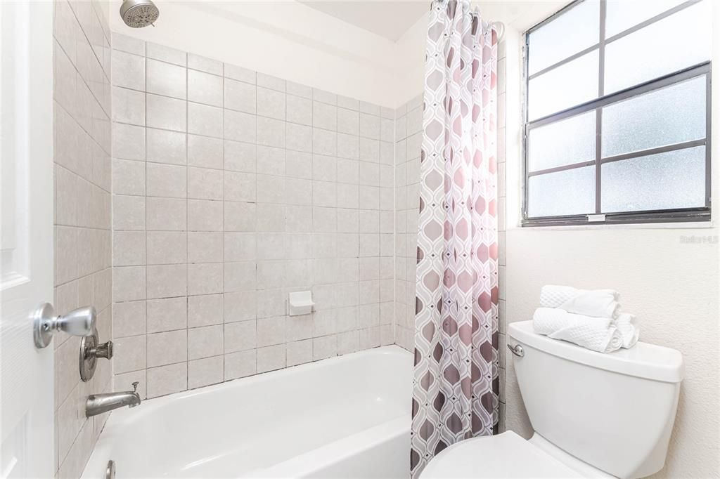 For Sale: $179,900 (2 beds, 2 baths, 814 Square Feet)