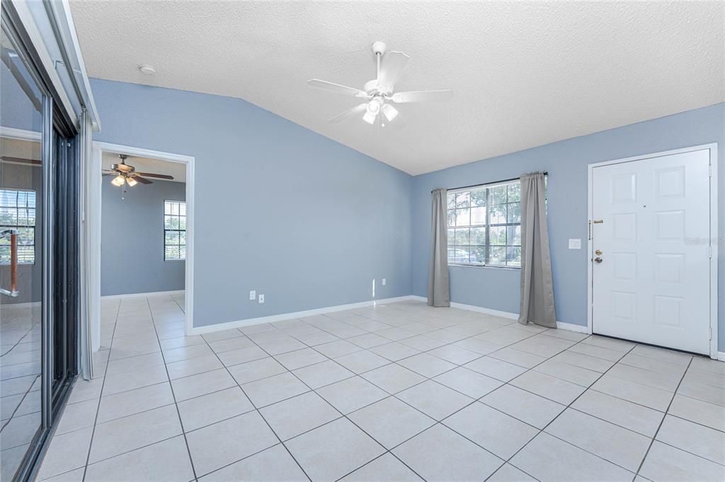 For Sale: $179,900 (2 beds, 2 baths, 814 Square Feet)