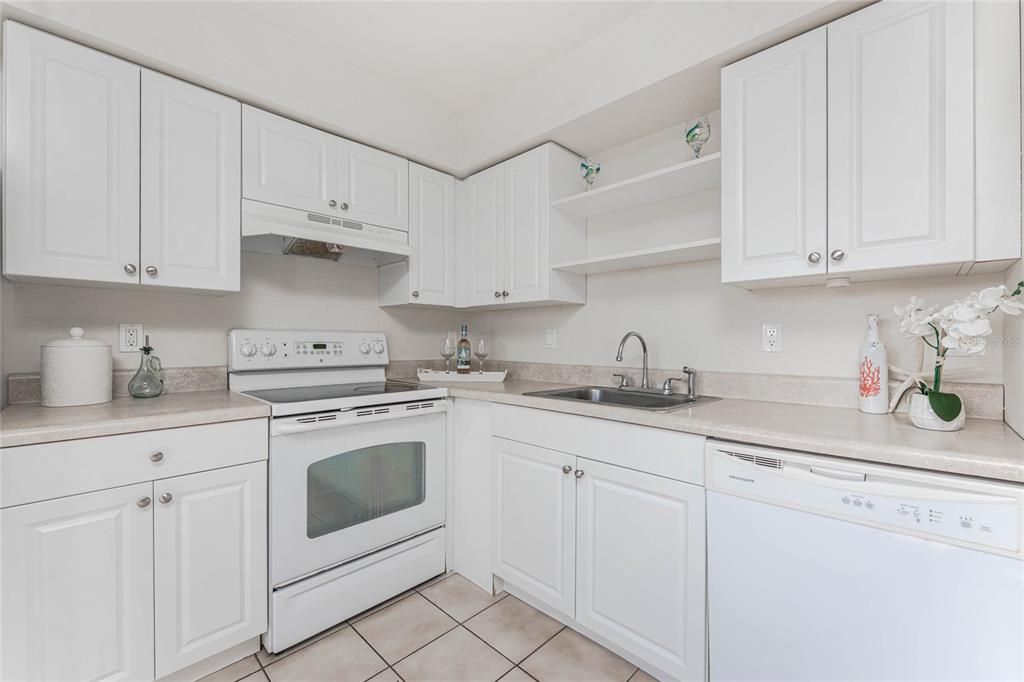 For Sale: $179,900 (2 beds, 2 baths, 814 Square Feet)