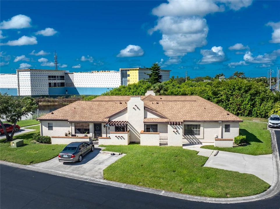 For Sale: $179,900 (2 beds, 2 baths, 814 Square Feet)