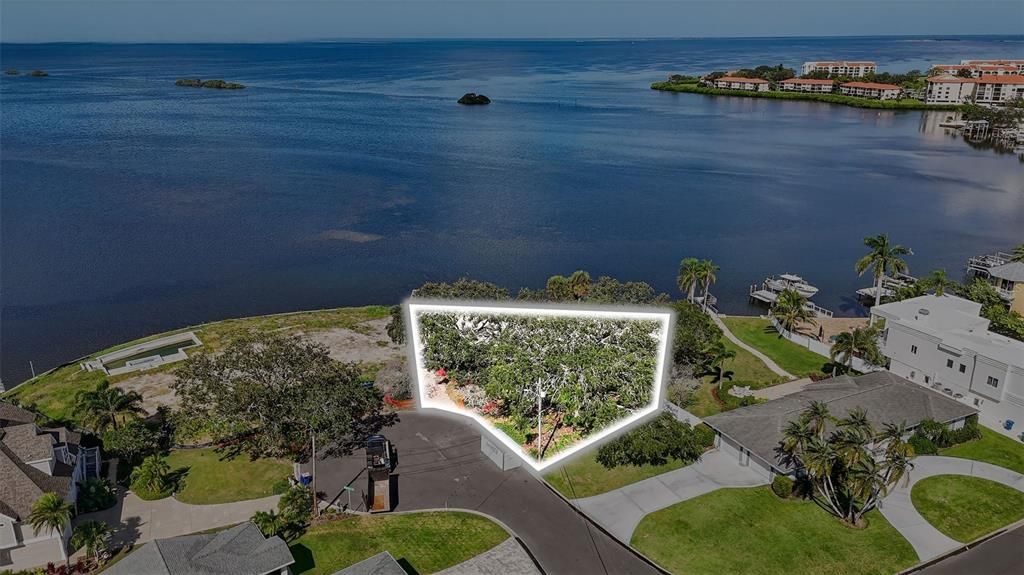 En Venta: $1,150,000 (0.23 acres)