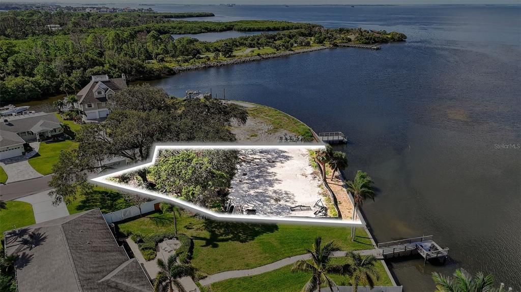 En Venta: $1,150,000 (0.23 acres)