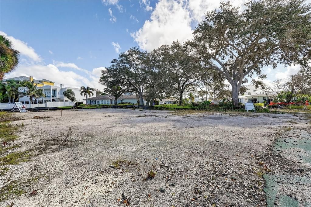 En Venta: $1,150,000 (0.23 acres)