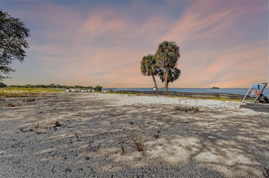 En Venta: $1,150,000 (0.23 acres)