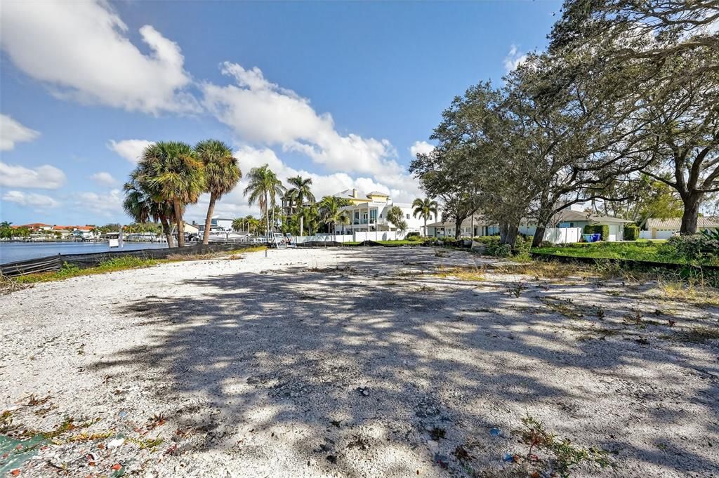 En Venta: $1,150,000 (0.23 acres)