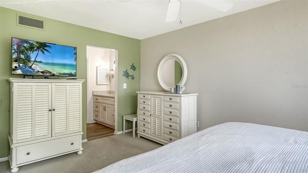 For Sale: $169,900 (2 beds, 2 baths, 940 Square Feet)