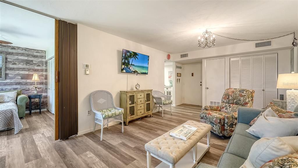 For Sale: $169,900 (2 beds, 2 baths, 940 Square Feet)