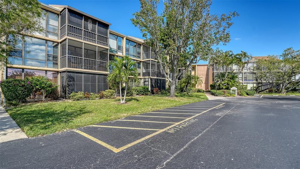 For Sale: $169,900 (2 beds, 2 baths, 940 Square Feet)