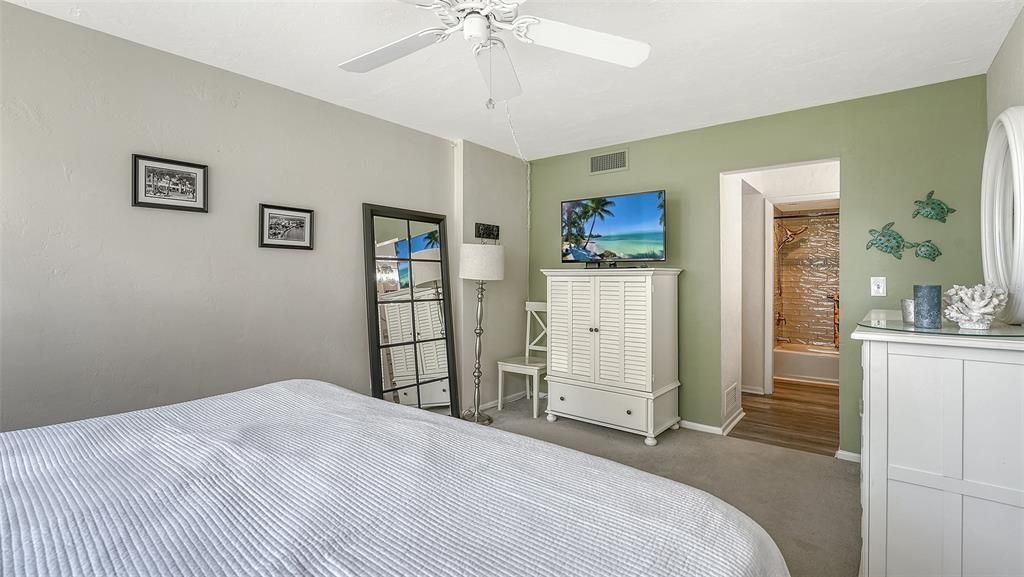 For Sale: $169,900 (2 beds, 2 baths, 940 Square Feet)