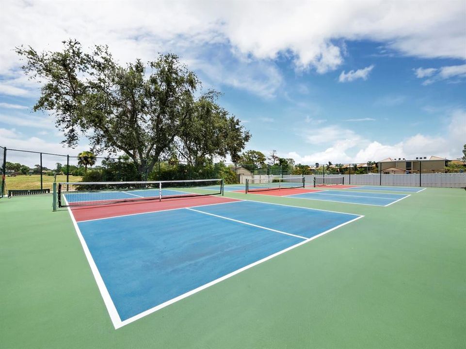 For Sale: $169,900 (2 beds, 2 baths, 940 Square Feet)