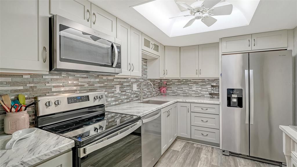 For Sale: $169,900 (2 beds, 2 baths, 940 Square Feet)