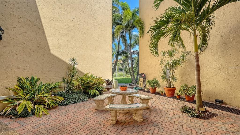 For Sale: $169,900 (2 beds, 2 baths, 940 Square Feet)