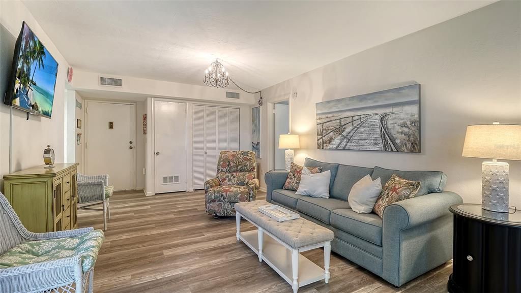 For Sale: $169,900 (2 beds, 2 baths, 940 Square Feet)