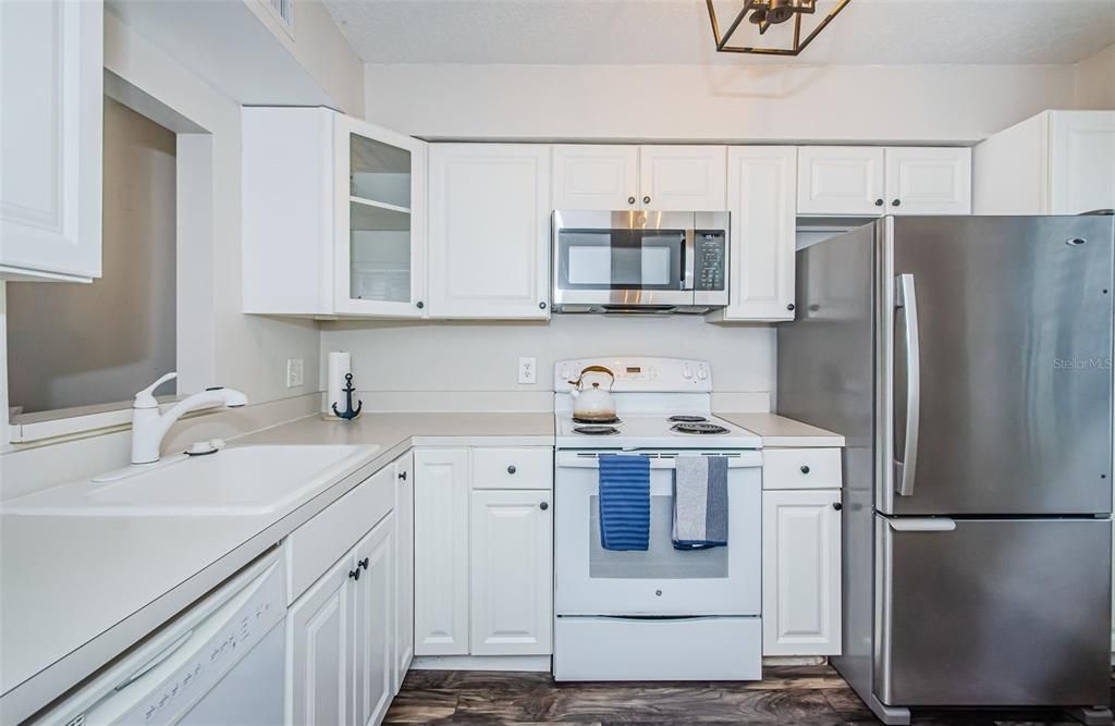 На продажу: $149,000 (2 спален, 2 ванн, 923 Квадратных фут)