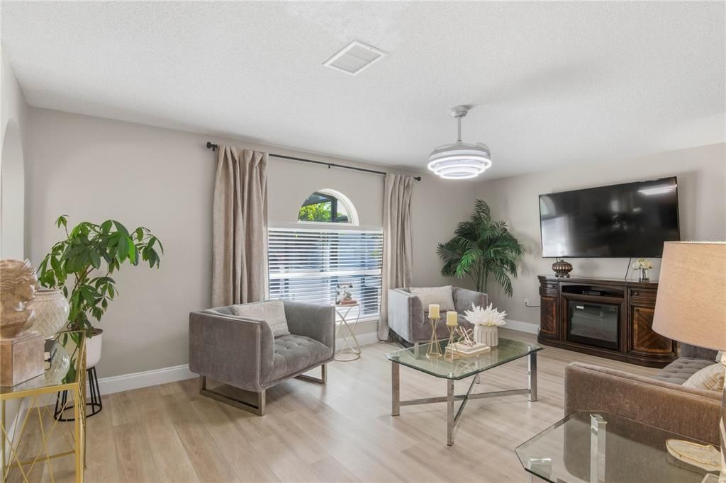 Activo con contrato: $525,000 (4 camas, 2 baños, 2192 Pies cuadrados)