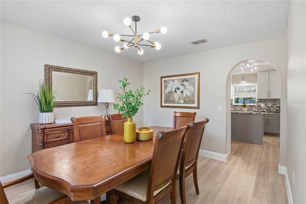 Activo con contrato: $525,000 (4 camas, 2 baños, 2192 Pies cuadrados)