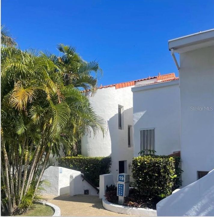 For Sale: $350,000 (1 beds, 1 baths, 595 Square Feet)