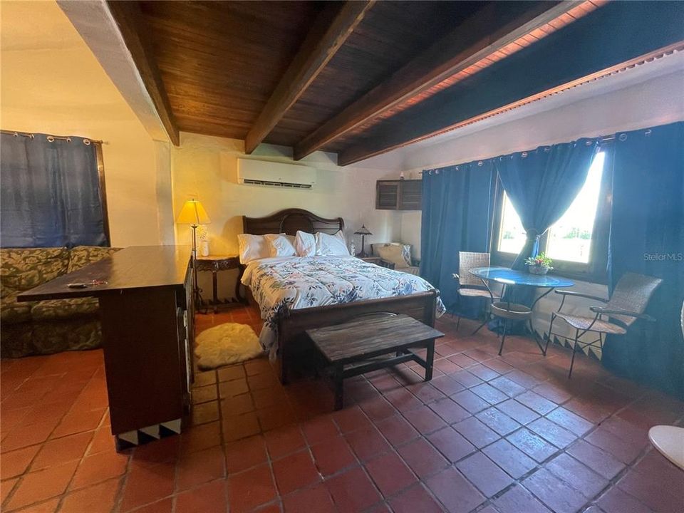 For Sale: $350,000 (1 beds, 1 baths, 595 Square Feet)