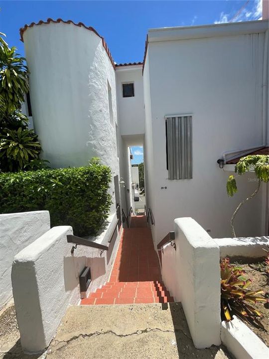 For Sale: $350,000 (1 beds, 1 baths, 595 Square Feet)