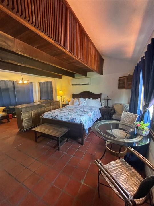 For Sale: $350,000 (1 beds, 1 baths, 595 Square Feet)