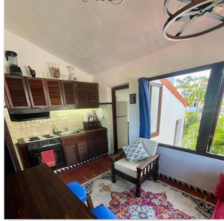 For Sale: $350,000 (1 beds, 1 baths, 595 Square Feet)