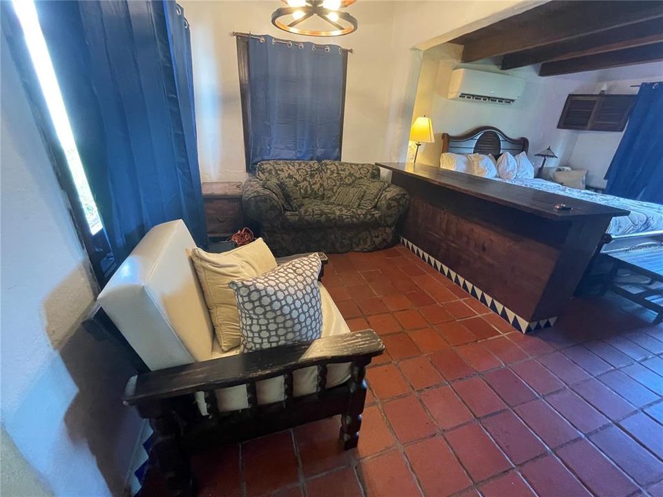 For Sale: $350,000 (1 beds, 1 baths, 595 Square Feet)