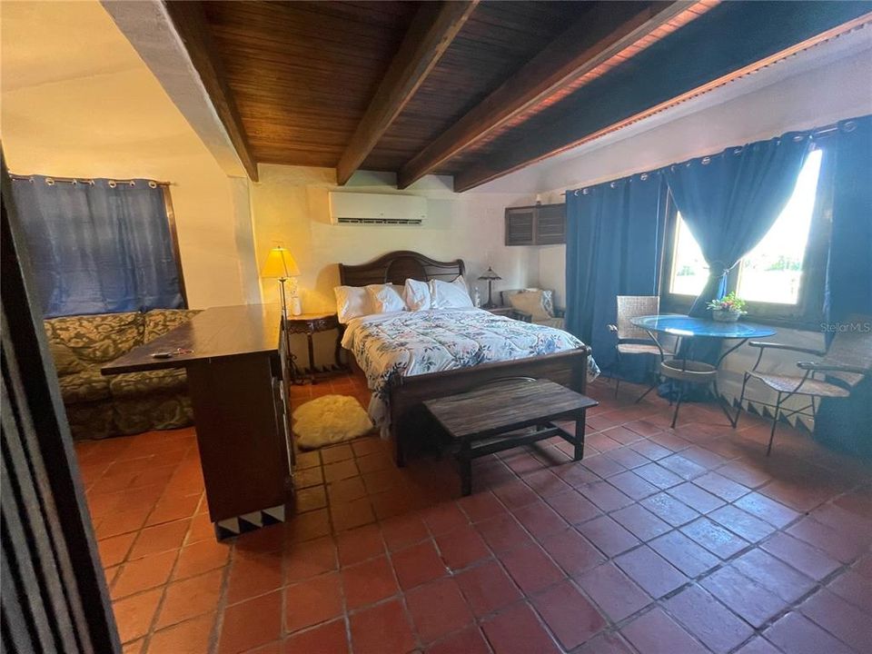 For Sale: $350,000 (1 beds, 1 baths, 595 Square Feet)