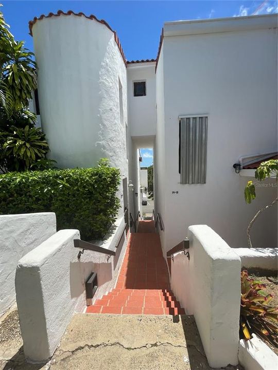 For Sale: $350,000 (1 beds, 1 baths, 595 Square Feet)