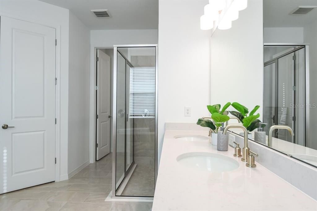 Activo con contrato: $496,034 (3 camas, 2 baños, 2055 Pies cuadrados)