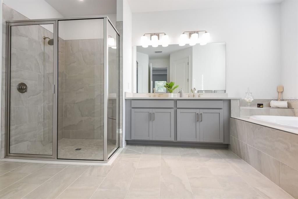 Activo con contrato: $496,034 (3 camas, 2 baños, 2055 Pies cuadrados)