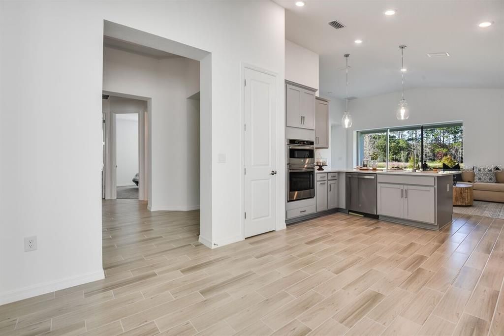 Activo con contrato: $496,034 (3 camas, 2 baños, 2055 Pies cuadrados)