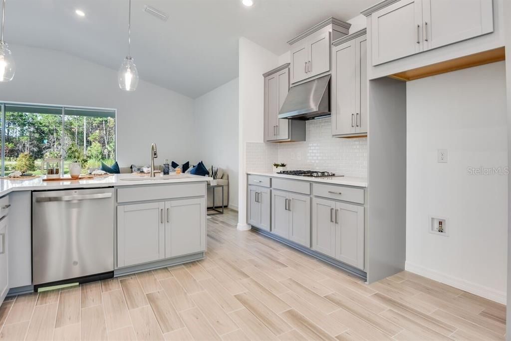 Activo con contrato: $496,034 (3 camas, 2 baños, 2055 Pies cuadrados)