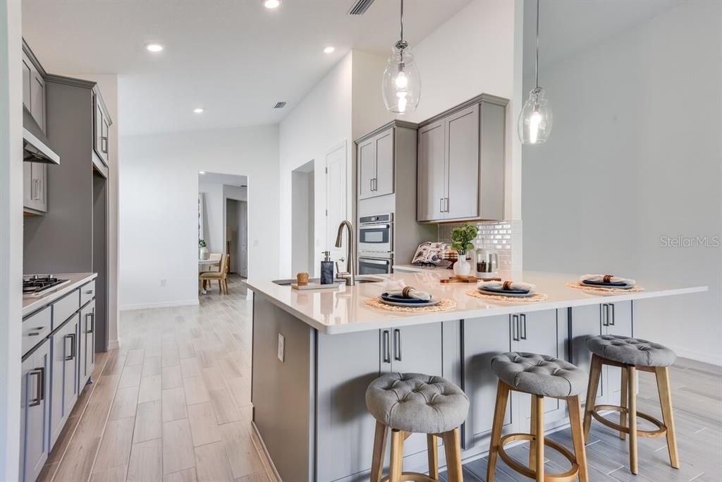 Activo con contrato: $496,034 (3 camas, 2 baños, 2055 Pies cuadrados)