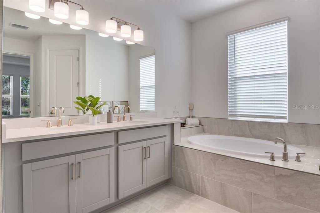 Activo con contrato: $496,034 (3 camas, 2 baños, 2055 Pies cuadrados)