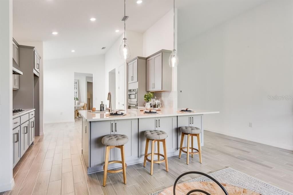 Activo con contrato: $496,034 (3 camas, 2 baños, 2055 Pies cuadrados)