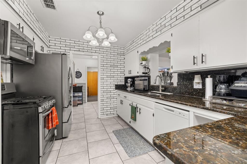 待售: $345,900 (3 贝兹, 2 浴室, 2034 平方英尺)