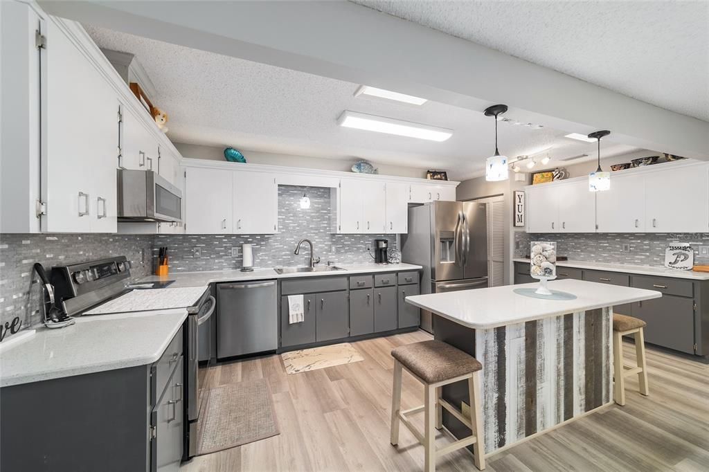 Active With Contract: $217,500 (2 beds, 2 baths, 1740 Square Feet)