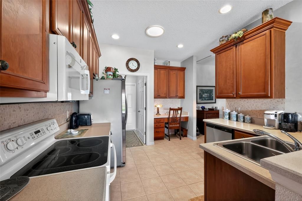 Active With Contract: $324,900 (2 beds, 2 baths, 1688 Square Feet)