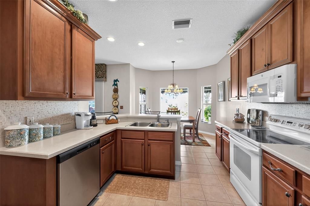 Active With Contract: $324,900 (2 beds, 2 baths, 1688 Square Feet)