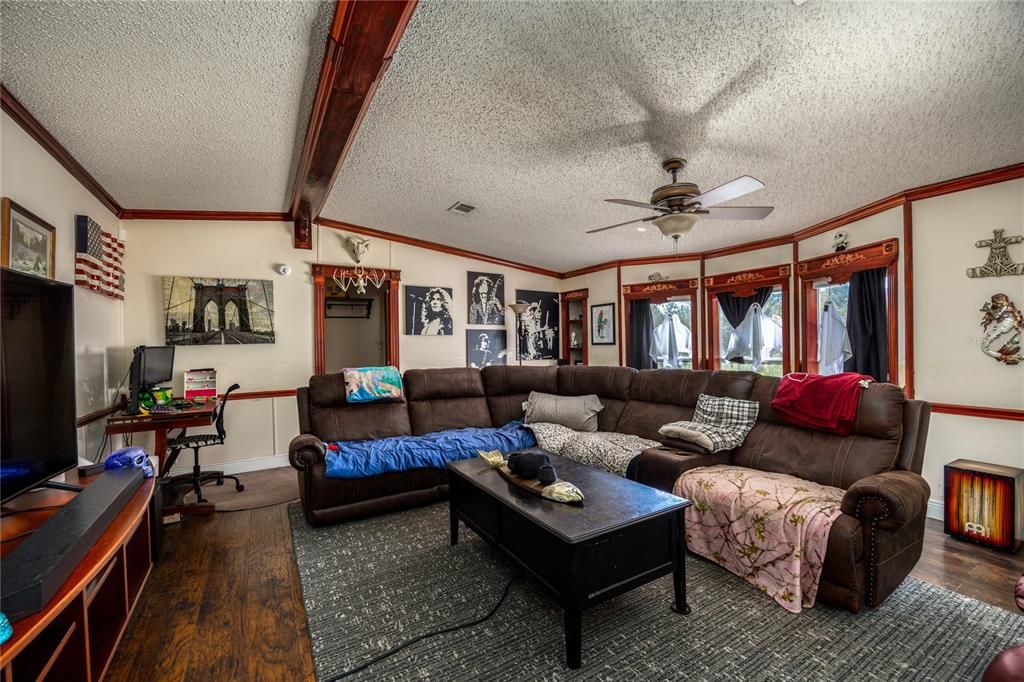 For Sale: $220,000 (3 beds, 2 baths, 1640 Square Feet)