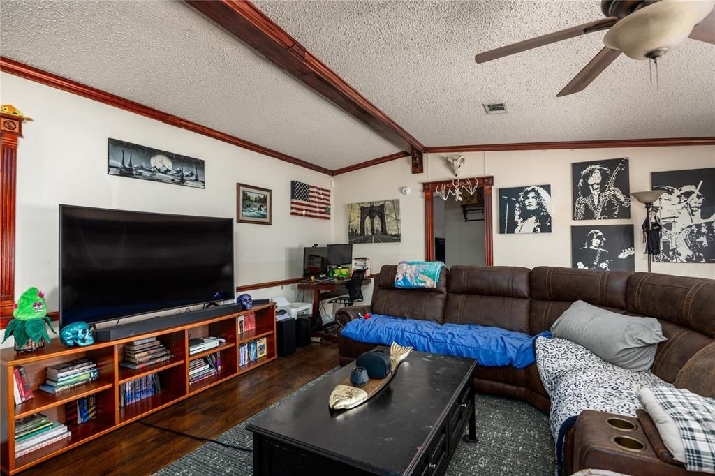 For Sale: $220,000 (3 beds, 2 baths, 1640 Square Feet)