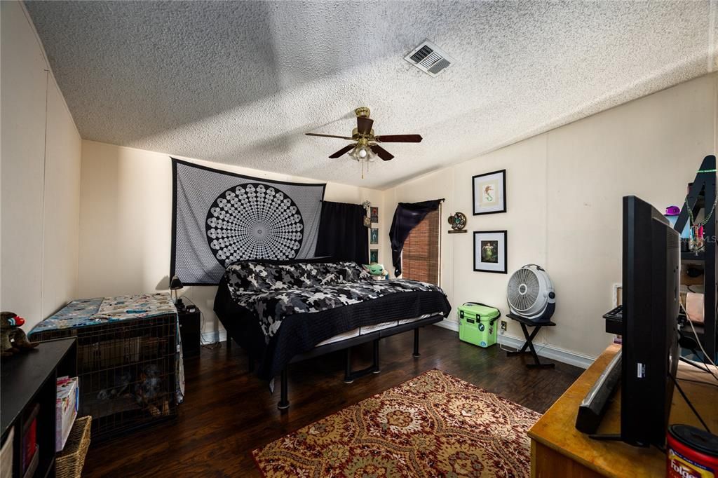 For Sale: $220,000 (3 beds, 2 baths, 1640 Square Feet)