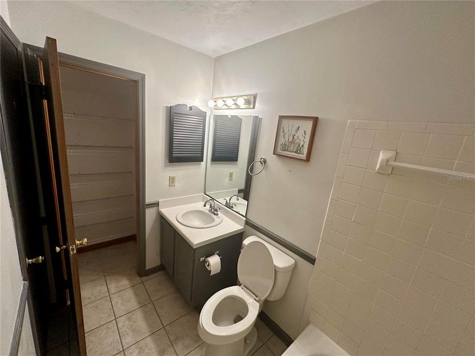 На продажу: $154,000 (2 спален, 2 ванн, 1050 Квадратных фут)