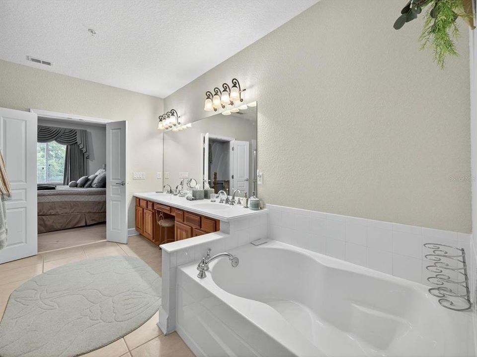 Под контрактом: $337,000 (3 спален, 2 ванн, 2059 Квадратных фут)