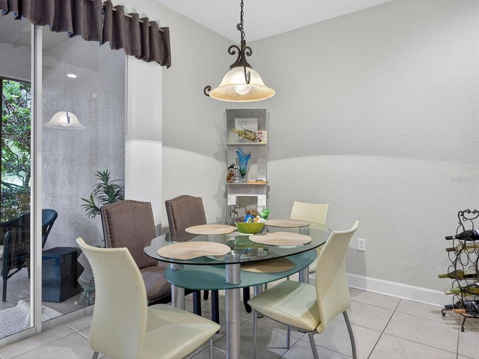 Под контрактом: $337,000 (3 спален, 2 ванн, 2059 Квадратных фут)