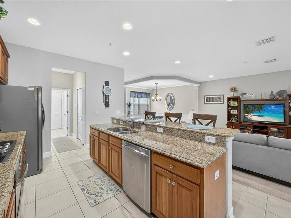 Под контрактом: $337,000 (3 спален, 2 ванн, 2059 Квадратных фут)