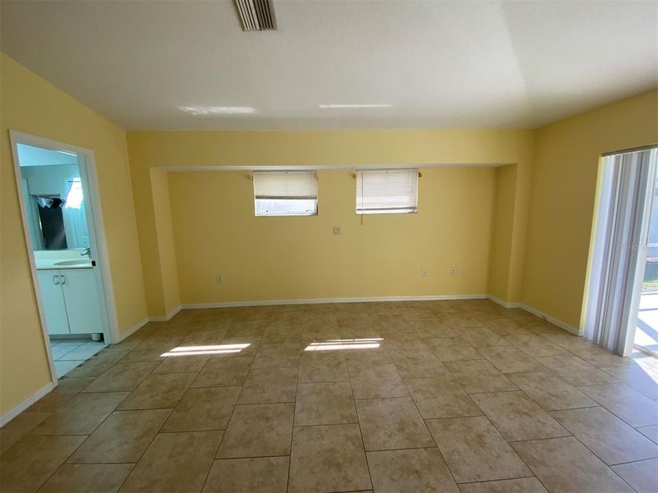 合同活跃: $1,995 (3 贝兹, 2 浴室, 1501 平方英尺)