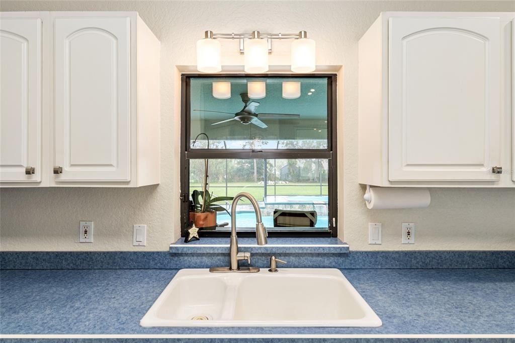 Под контрактом: $429,000 (3 спален, 2 ванн, 1623 Квадратных фут)